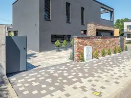 Jaka kostka do szarej elewacji, aby uniknąć monotonii i dodać stylu?