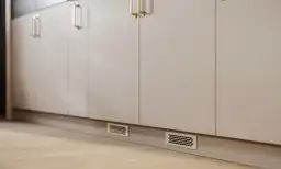 Kratka wentylacyjna do góry czy do dołu – jak uniknąć błędów w montażu?