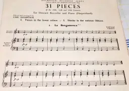Fragment utworu muzycznego "La Bergamesca" wykonywany mocno głośno, zapisany dla fletu prostego i instrumentu klawiszowego.