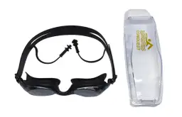 Czarne okulary pływackie z klipsem na nos i zatyczkami do uszu, obok przezroczyste etui na okulary pływackie z logo CONQUEST.