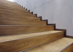 Ile kosztują schody z paneli: kompleksowy przegląd cen i kosztów 2025