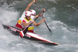 Polscy kajakarze walczą o medal na igrzyskach olimpijskich, pokonując rwący nurt.