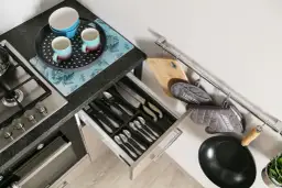 Jak zagospodarować szafki w kuchni, by uniknąć bałaganu i zyskać przestrzeń