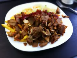 Ile kosztuje kebab z baraniny? Sprawdź ceny w różnych lokalach