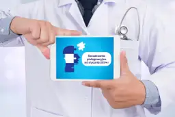 Lekarz pokazuje tablet z grafiką głowy złożonej z puzzli i tekstem "Świadczenie pielęgnacyjne od stycznia 2024 r.". Czy opiekun osoby dorosłej niepełnosprawnej może pracować?