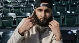 Jaki materiał na czapkę z daszkiem? Wybierz idealny na każdą porę!