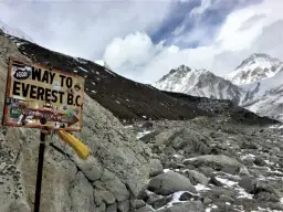 W jakim kraju jest Mount Everest? Planuj trekking w Himalajach!
