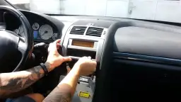 Jak wymienić radio w Peugeot 407 i nie stracić gwarancji? Rady