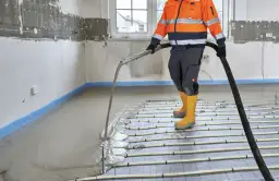 Jaki cement na wylewki? Wybierz dobrze i uniknij pęknięć!