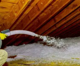 Wdmuchiwanie wełny - ceny i koszty izolacji poddasza w 2025