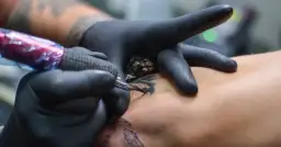 Czy tatuaż jest szkodliwy? Ryzyka, tusze, usuwanie pełny przewodnik