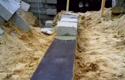 Izolacja przeciwwilgociowa podłogi: papa czy folia – co wybrać?