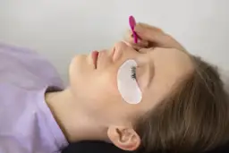 Jak wygląda koreańska laminacja rzęs? Jaki efekt daje?