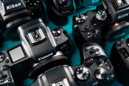 Kolekcja aparatów Nikon, Canon i Sony. Każdy aparat to zaawansowany aparat na telefon, gotowy do uchwycenia wyjątkowych chwil.