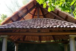 Co na dach altany ogrodowej? 5 najlepszych materiałów - wady i zalety