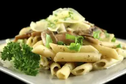 Penne czy rigatoni? Odkryj różnice i idealne zastosowania