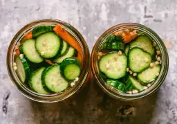 Jak zrobić sałatkę z ogórków - prosta i pyszna receptura na lato