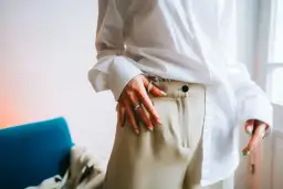 Jak wkładać koszulę w spodnie? Perfekcyjny look bez błędów