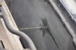 Pęknięta chłodnica co zrobić? Skuteczne metody naprawy i koszty