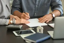 Ile bierze pośrednik nieruchomości i jak uniknąć wysokich prowizji