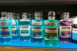 Czym płukać jamę ustną? Wybierz najlepsze płukanki na każdy problem.