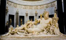 Marmorskulptur eines liegenden Mannes mit Putten und einer Sphinx.