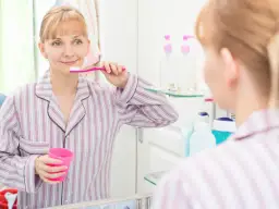 Płukanie ust: błąd, który niszczy zęby? Ekspert wyjaśnia