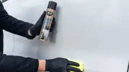 Jak skutecznie i bezpiecznie zdjąć naklejkę z samochodu bez uszkodzeń lakieru