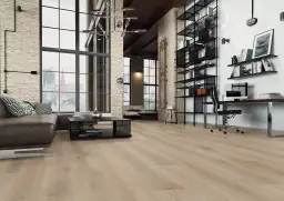 Nowe panele ułożone wzdłuż pomieszczenia, tworząc przestronne wnętrze z loftowym klimatem.