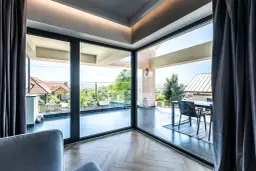 Antracytowe okna jaka elewacja - idealne połączenia kolorów i materiałów