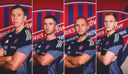 Czterech zawodników Rakowa Częstochowa w granatowych strojach sportowych z herbem klubu.