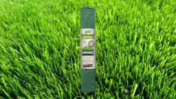 Rolka trawy na macie "Green Grass" z nawozem i hydrożelem. Opakowanie informuje o wydajności, ile trawy na metr kwadratowy można uzyskać.