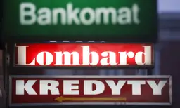 Jasny szyld "Lombard" nad napisem "KREDYTY" i niewyraźnym "Bankomat". Chcesz wiedzieć, jak otworzyć lombard?