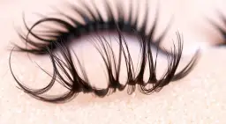 Skręt D lifting spojrzenia? Komu pasuje, a kto powinien unikać