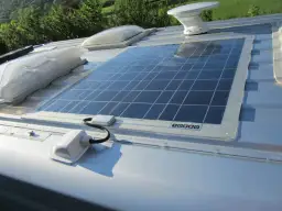 Jakie panele fotowoltaiczne do kampera: wybierz najlepsze rozwiązanie