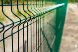 Czy na ogrodzenie z siatki trzeba mieć pozwolenie? Sprawdź, zanim zbudujesz