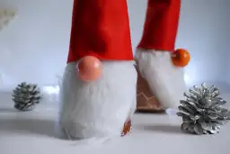 Dwa krasnale z białymi brodami i czerwonymi czapkami, idealne inspiracje, jak zrobić czapkę krasnala.