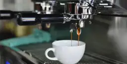 Jak odkamienić ekspres do kawy kwaskiem cytrynowym w prosty sposób