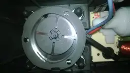 Audi A4 B5: Lokalizacja pompki centralnego zamka w bagażniku