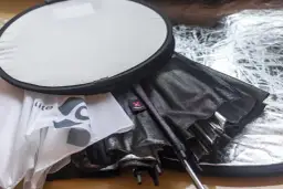 Akcesoria do studia: dyfuzor, parasolka i srebrna powierzchnia. Dowiedz się, jak ustawić lampę błyskową, by uzyskać najlepsze efekty.