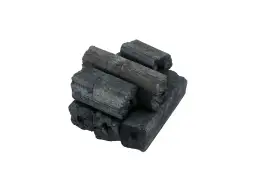 Kilka czarnych, podłużnych kawałków węgla drzewnego, czyli brykietów, ułożonych na sobie.