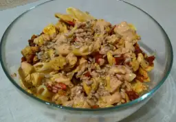 Sałatka makaronowa z kurczakiem i suszonymi pomidorami