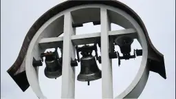 Dlaczego biją dzwony w kościele o 21? Odkryj ich głębokie znaczenie