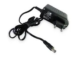 Czarny zasilacz na baterie do LED z kablem i wtyczką. Idealny do zasilania taśm LED.
