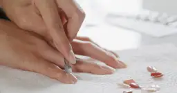 Jak bezpiecznie zdjąć żel, akryl i tipsy w domu? Poradnik