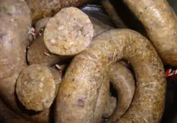 Jak podawać białą kaszankę? Sprawdzone sposoby i najlepsze dodatki