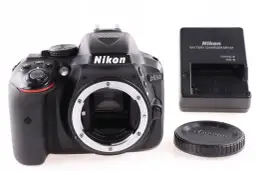 Cyfrowa lustrzanka Nikon D5300 z ładowarką i dekielkiem. Gotowa do uchwycenia Twoich najlepszych wspomnień.