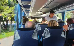 Jak znieść długą podróż autokarem? Sprawdź triki na komfort!