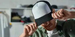 Czapka snapback co to? Odkryj cechy, które musisz znać