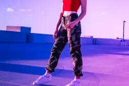 Jaka bluzka do bojówek, aby uniknąć modowych faux pas?